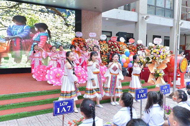 các em học sinh biểu diễn các tiết mục văn nghệ