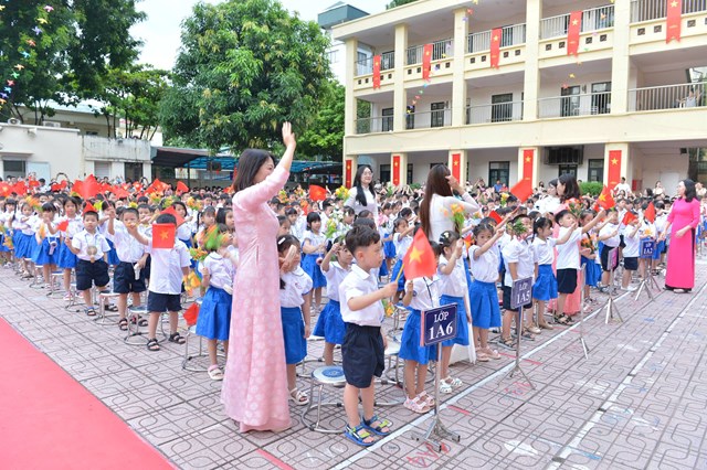 Các cô giáo dắt tay khối học sinh lớp 1 tiến vào buổi lễ