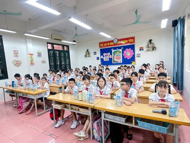 các khối lớp đều được theo dõi truyền hình trực tuyến buổi lễ khai giảng tại các phòng học