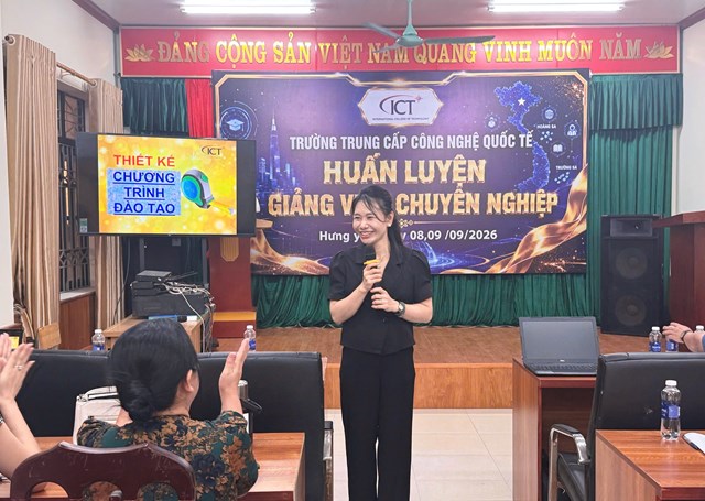 Bà Lê Kiều Duyên – Hiệu trưởng Trường Trung cấp Công nghệ Quốc tế ICT trao đổi về xây dựng giáo án và hồ sơ giảng theo yêu cầu của giáo dục nghề nghiệp.