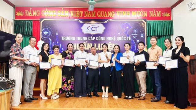 Đội ngũ giảng viên ICT chụp ảnh lưu niệm sau hai ngày học tập, trao đổi và chuẩn hóa chuyên môn. 