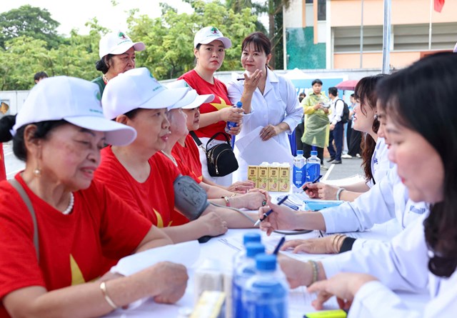 Hơn 2.000 người cao tuổi đồng diễn dân vũ chủ động sống khỏe, rực rỡ tuổi hoàng kim - Ảnh 7