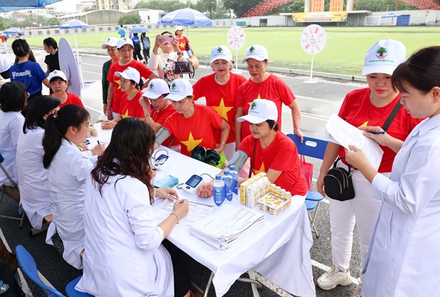 Hơn 2.000 người cao tuổi đồng diễn dân vũ chủ động sống khỏe, rực rỡ tuổi hoàng kim - Ảnh 9
