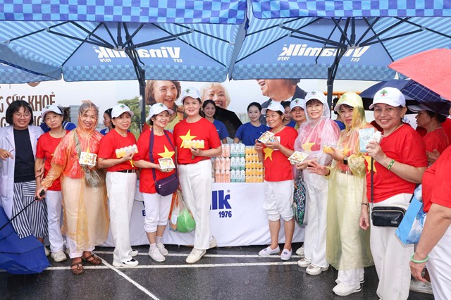 Hơn 2.000 người cao tuổi đồng diễn dân vũ chủ động sống khỏe, rực rỡ tuổi hoàng kim - Ảnh 17