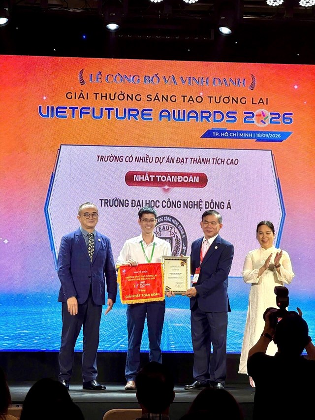 Đại diện Trường Đại học Công nghệ Đông Á nhận Giải Nhất toàn đoàn tại Lễ công bố và vinh danh Giải thưởng Sáng tạo Tương lai - Vietfuture Awards 2026.