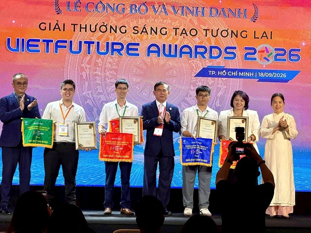 Các đơn vị đoạt giải chụp ảnh lưu niệm tại Lễ công bố và vinh danh Giải thưởng Sáng tạo Tương lai - Vietfuture Awards 2026.