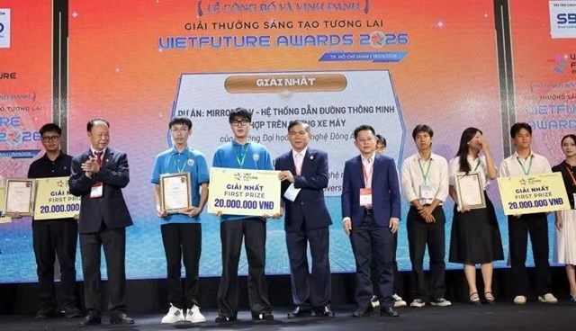 Sinh viên Trường Đại học Công Nghệ Đông Á lên nhận giải Nhất tại VietFuture Awards 2026.