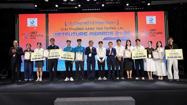 Đại diện các đội đoạt giải Nhất tại Giải thưởng Sáng tạo Tương lai - Vietfuture Awards 2026 chụp ảnh lưu niệm.