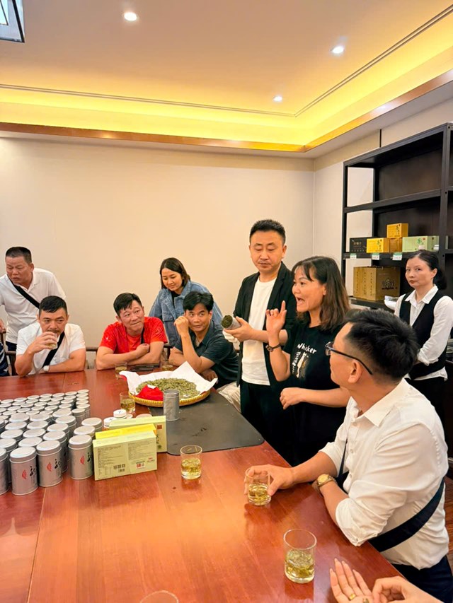 Du khách trải nghiệm trà Tây Hồ Long Tỉnh.