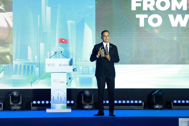 Tại phiên toàn thể VCSF 2026, ông Binu Jacob – Tổng Giám đốc Nestlé Việt Nam, Đồng Chủ tịch VBCSD – trình bày tham luận “Kiến tạo lợi thế cạnh tranh cho Việt Nam – Hành trình từ nông trại vươn ra thế giới”, với hàn